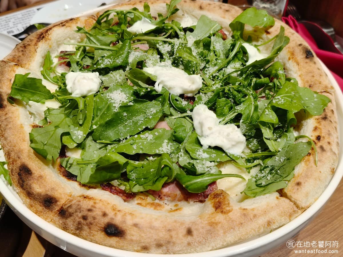 BANCO棒可窯烤PIZZA 自製生麵南港店南港Lalaport 自製生麵南港店南港Lalaport菜單 自製生麵南港店南港Lalaport推薦 南港區美食 三種起司雙腸披薩 同樣走正統義式路線,餅皮吃得到麵團香氣,剛上桌時口感還算可以,一旦稍微放涼,咬起來就會比較費力,個人是偏好軟一點的作法。 @在地老饕阿府