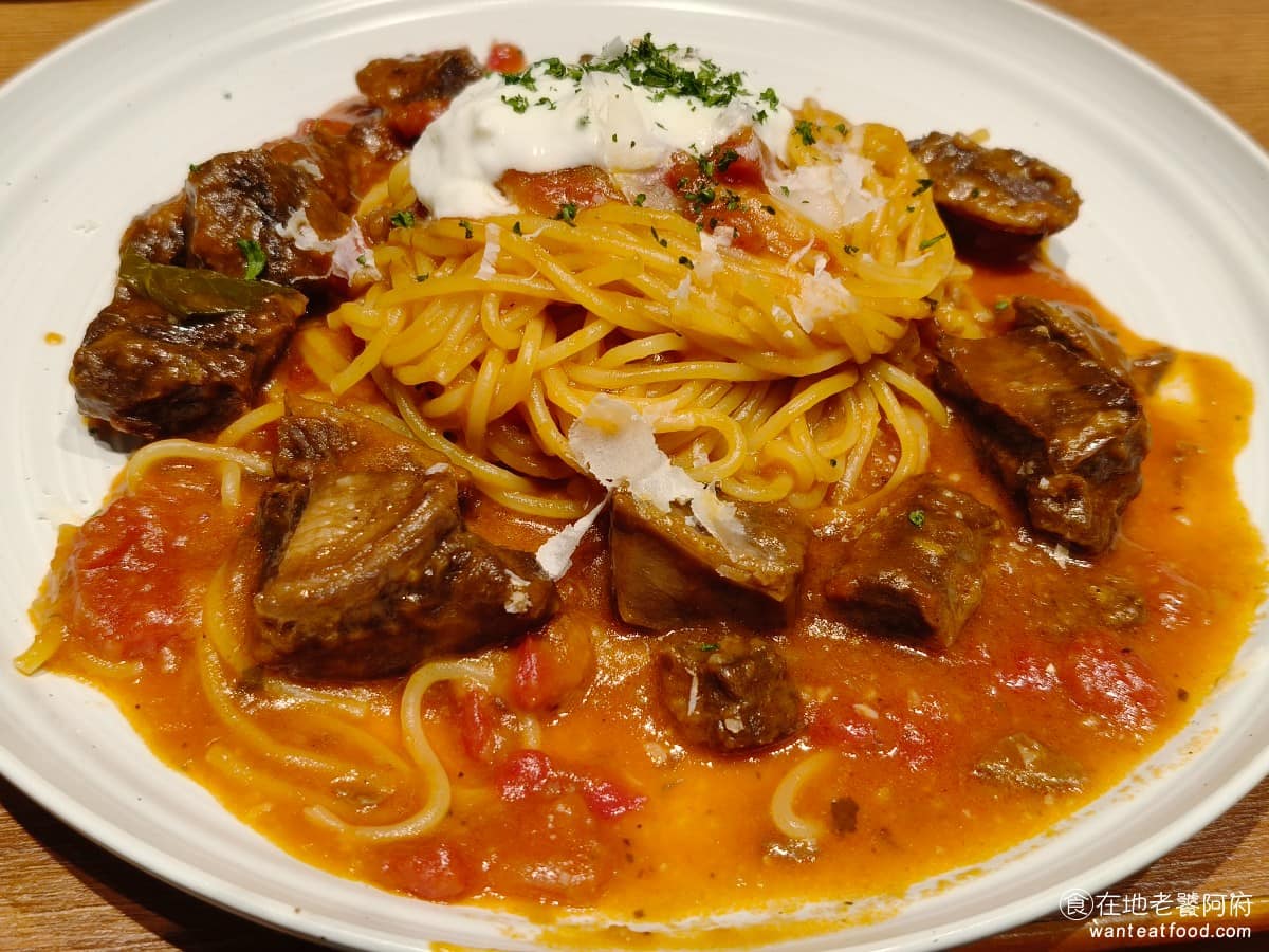 BANCO棒可窯烤PIZZA 自製生麵南港店南港Lalaport 自製生麵南港店南港Lalaport菜單 自製生麵南港店南港Lalaport推薦 南港區美食 紅酒燉牛肉生麵 義大利麵用的是生麵,生麵的口感,和外面常見的乾麵完全不同,軟嫩中帶有扎實的嚼勁,吃起來新鮮、飽實,很難在別的地方吃到,口感確實特別。 @在地老饕阿府