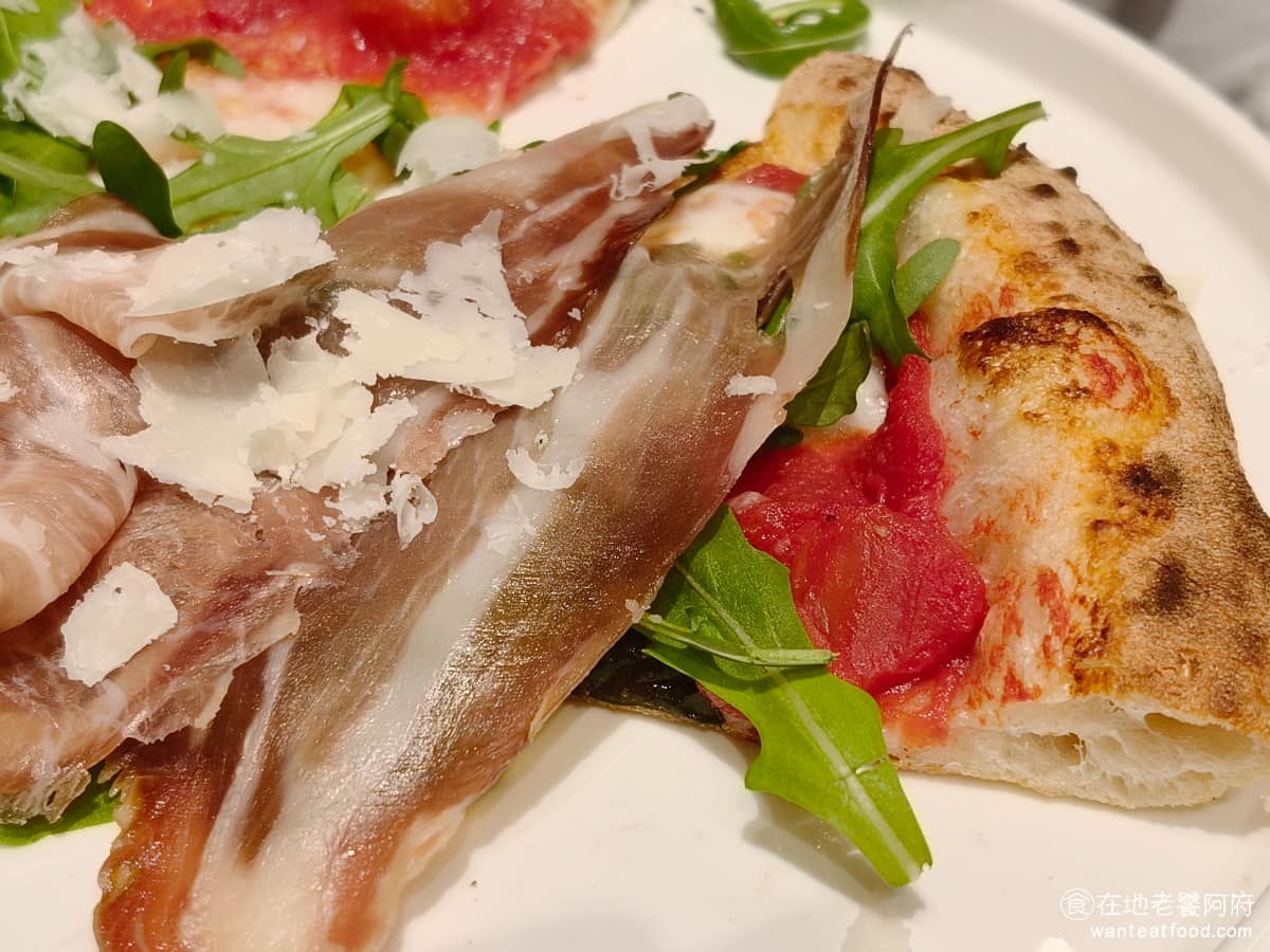 BANCO棒可窯烤PIZZA 自製生麵南港店南港Lalaport 自製生麵南港店南港Lalaport菜單 自製生麵南港店南港Lalaport推薦 南港區美食 傳統的義大利披薩,不會著重於醬料,比較注重於麵團本身的嚼勁,『BANCO棒可 南港Lalaport』的披薩,完全有做到義式的口味,所以番茄醬料下的比重,比較沒那麼多。 @在地老饕阿府