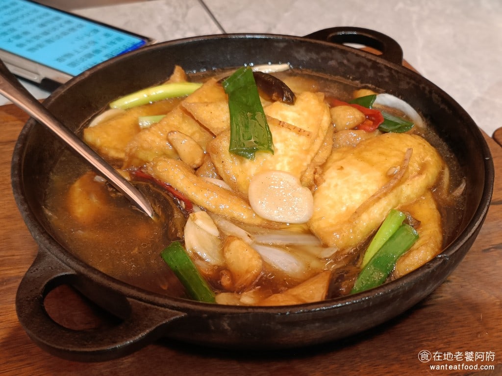 台式料理 台灣料理 中式料理 熱炒 合菜 王品集團 古早味 鐵板紅燒豆腐 是用雞蛋豆腐喔,這樣就對了! 黑色那個是醬瓜 @在地老饕阿府