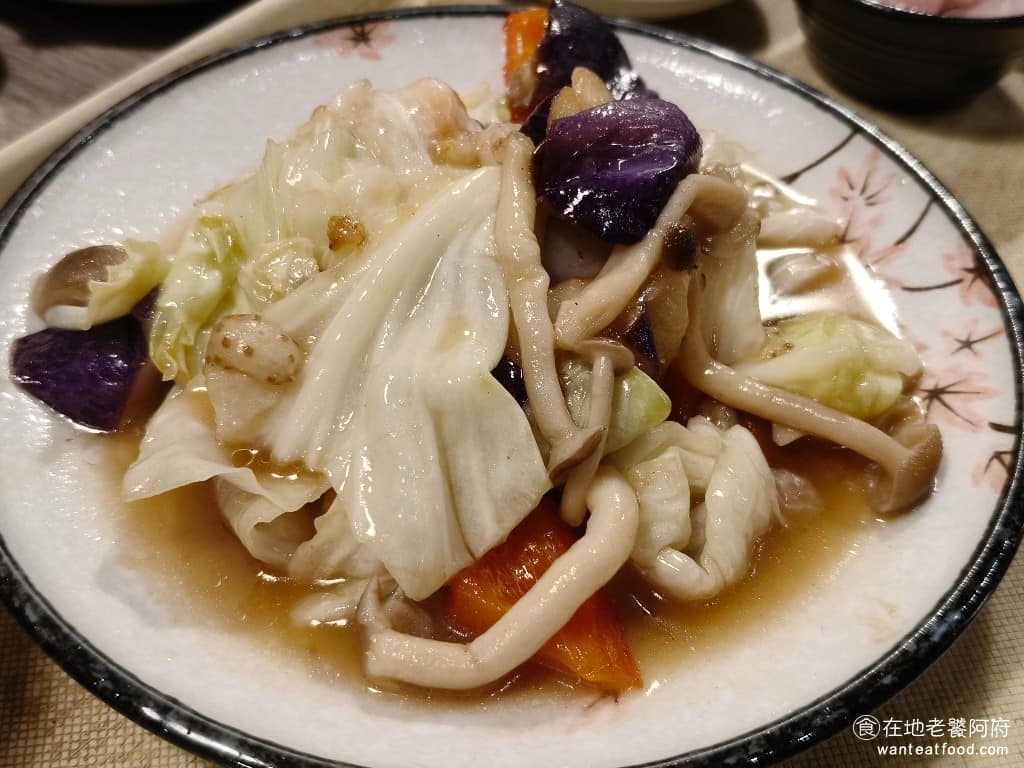 さち福や(幸福家) 內湖店 內湖店菜單 內湖店推薦 內湖區美食 內湖美食 日式料理 日式定食 鹽味野菜 這一份是單點的,這份野菜炒得超級好吃,湯汁帶有勾芡,高麗菜和香菇給的份量也很多,吃起來鍋氣十足。 @在地老饕阿府