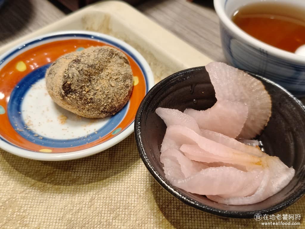 さち福や(幸福家) 內湖店 內湖店菜單 內湖店推薦 內湖區美食 內湖美食 日式料理 日式定食 附的的小菜有醃蘿蔔和黑糖麻糬,黑糖麻糬還蠻好吃的,外皮非常的Q彈,裡面的黑糖內餡吃起來非常的甜。 @在地老饕阿府
