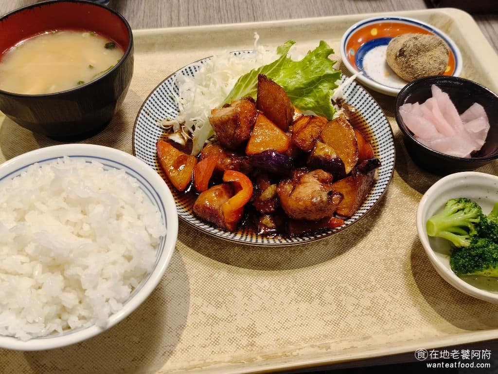 さち福や(幸福家) 內湖店 內湖店菜單 內湖店推薦 內湖區美食 內湖美食 日式料理 日式定食 雞黑醋燴野菜定食 是炸過的唐揚雞,再淋上黑醋醬汁,旁邊搭配豐盛的野菜,有紅椒、紅蘿蔔、馬鈴薯、高麗菜絲。 @在地老饕阿府
