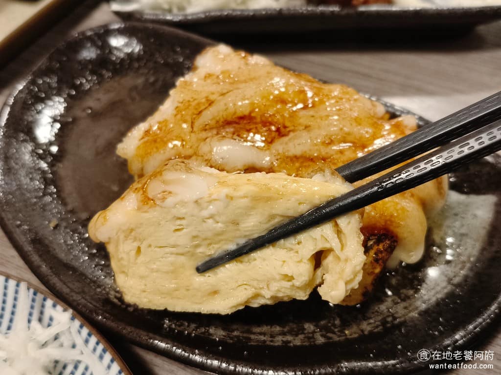 さち福や(幸福家) 內湖店 內湖店菜單 內湖店推薦 內湖區美食 內湖美食 日式料理 日式定食 玉子燒的外皮表面,帶有些微的焦糖,吃得到焦糖烤過的香味,裡面的蛋也不會處理得過熟,非常軟嫩,熱呼呼的吃起來口感真的很棒。 @在地老饕阿府