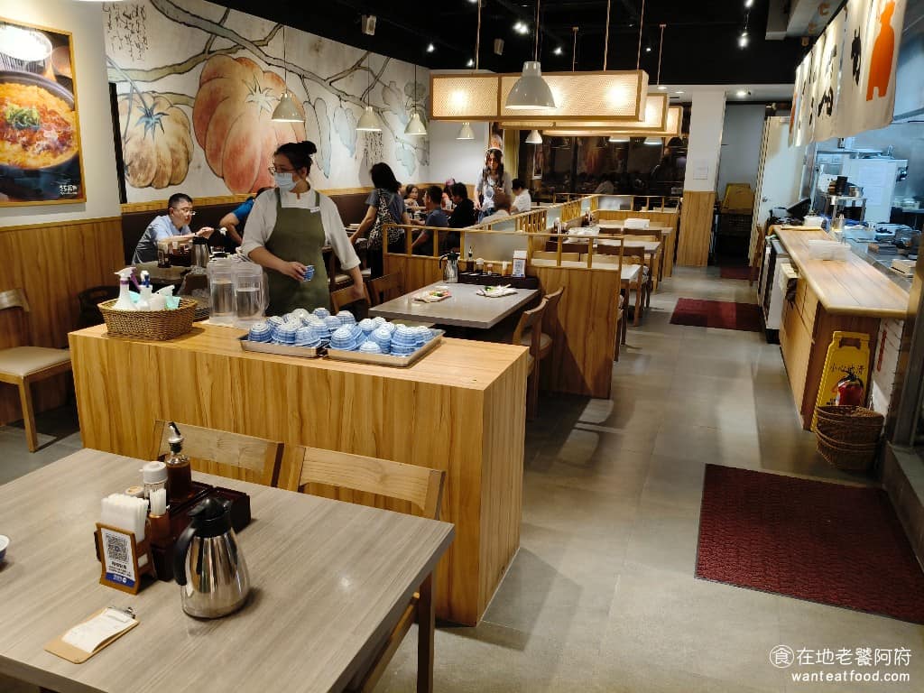 さち福や(幸福家) 內湖店 內湖店菜單 內湖店推薦 內湖區美食 內湖美食 日式料理 日式定食 幸福家在日本,已經是連鎖定食品牌,主打家庭客和上班族市場,他們把日本那套「快速、實惠、吃得飽」的概念,直接搬來台灣。店內的環境,非常乾淨空間也非常的寬敞,木質的桌椅,非常有日式餐廳的風格。 @在地老饕阿府
