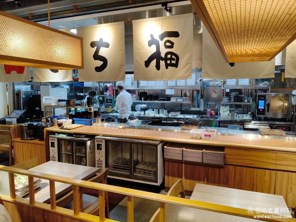 さち福や(幸福家) 內湖店 內湖店菜單 內湖店推薦 內湖區美食 內湖美食 日式料理 日式定食 店內採開放式廚房設計,可以直接看到師傅在裡面備料、煮菜,這種透明化的料理方式,讓人吃得比較安心。 @在地老饕阿府
