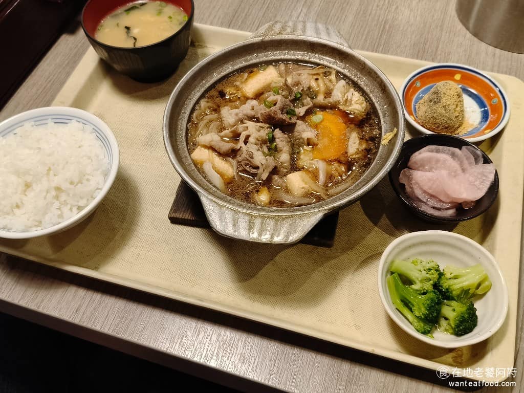さち福や(幸福家) 內湖店 內湖店菜單 內湖店推薦 內湖區美食 內湖美食 日式料理 日式定食 牛肉壽喜燒定食 套餐有白飯、味噌湯,還有小菜,這三樣全部都是可以無限續吃的。光是這一點,對於想省錢的人來說,就會吃得非常高興。 @在地老饕阿府