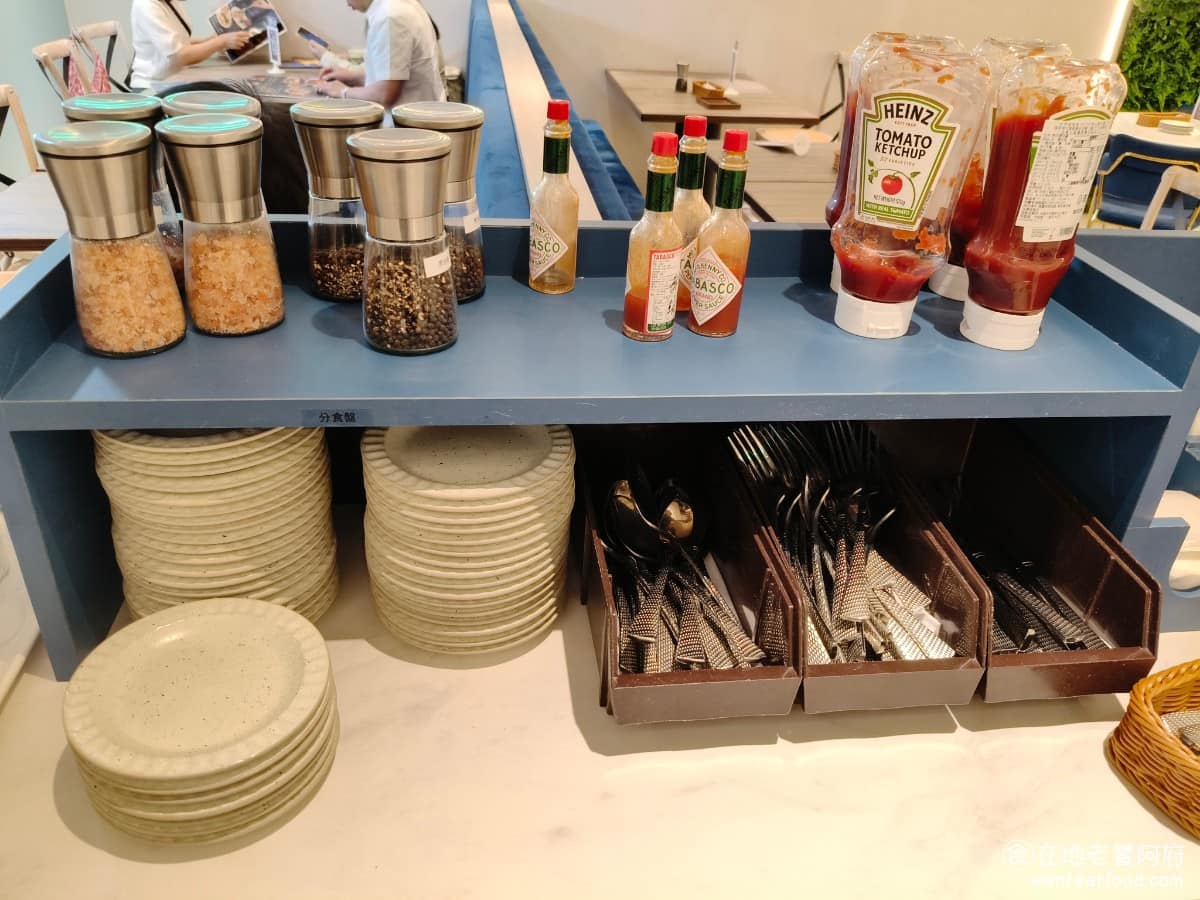 Engolili 英格莉莉統一時代店 英格莉莉統一時代店菜單 英格莉莉統一時代店推薦 信義區美食 旁邊還有醬料區,醬料的種類非常豐富,有黑胡椒粒、玫瑰鹽、番茄醬、辣椒醬。 @在地老饕阿府