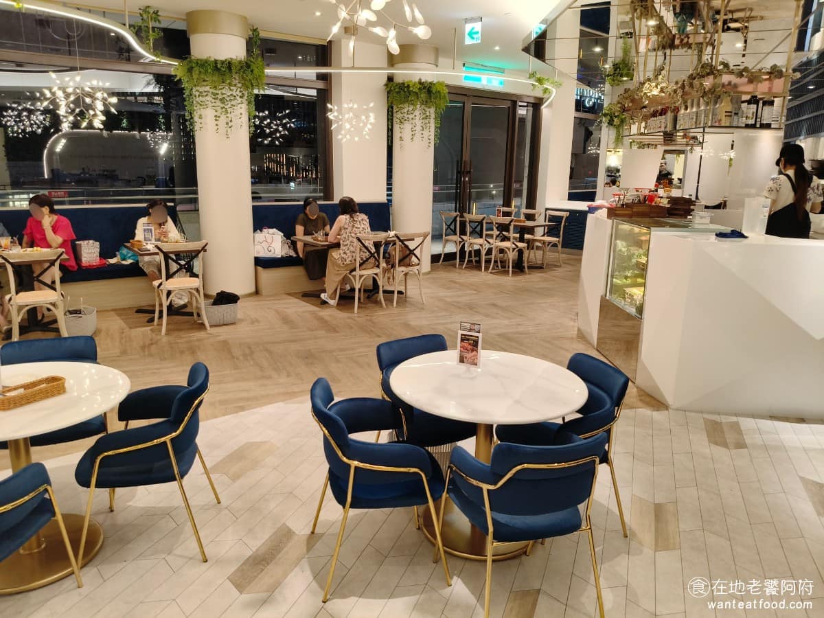 Engolili 英格莉莉統一時代店 英格莉莉統一時代店菜單 英格莉莉統一時代店推薦 信義區美食 《Engolili 英格莉莉 統一時代店》空間以白色與藍色為主色調,搭配大量綠植裝飾,打造出清新的「花園秘境」氛圍,座位很多,走道設計寬敞,不會有壓迫感。 @在地老饕阿府