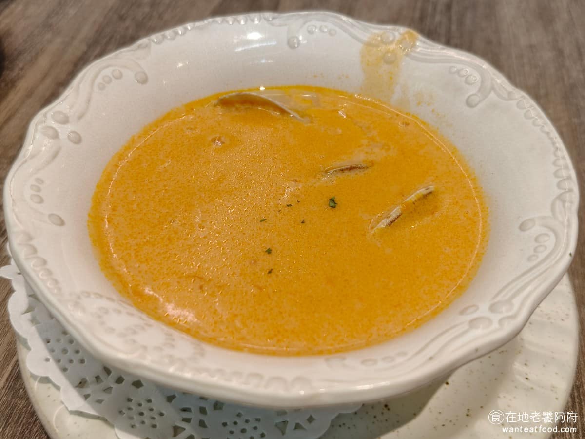 Engolili 英格莉莉統一時代店 英格莉莉統一時代店菜單 英格莉莉統一時代店推薦 信義區美食 海瓜子龍蝦奶油湯 龍蝦味很濃,奶香也足,整體口感有點像濃郁版的南瓜湯,但最大的問題是太鹹了,鹹度明顯超標,喝到後面會有點膩,喜歡超重口味濃湯的人,再嘗試。 @在地老饕阿府