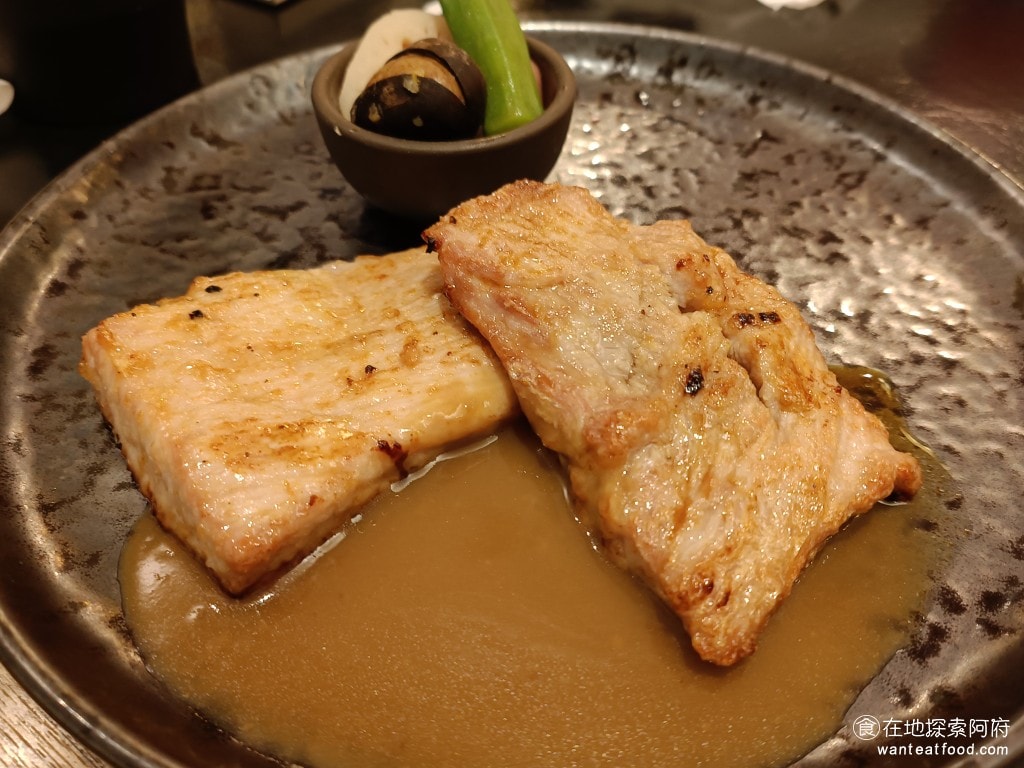 排餐 慶生 生日優惠 壽星優惠 聚餐 牛排 豬排 王品 陶板屋 日式料理 這是我媽媽點的，我吃了一口後，驚為天人！ 這道菜是新的，這豬肉，也太軟太好吃了吧！ 下次我也要點這個 @在地老饕阿府