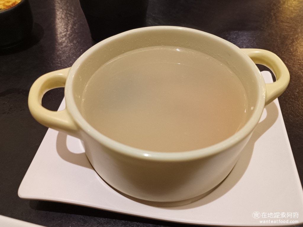 排餐 慶生 生日優惠 壽星優惠 聚餐 牛排 豬排 王品 陶板屋 日式料理 沖繩旨味海鮮湯 裡面有一隻蝦子，雖然湯沒有想像中的清澈，但味道還是很清爽的 @在地老饕阿府