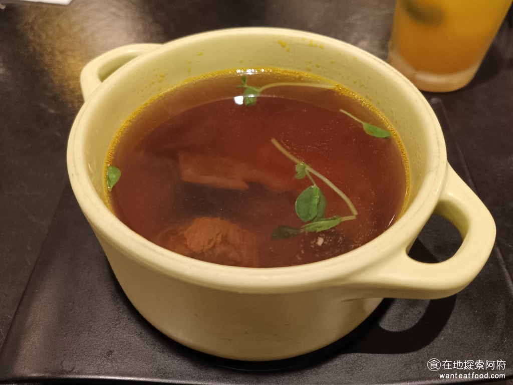 排餐 慶生 生日優惠 壽星優惠 聚餐 牛排 豬排 王品 陶板屋 日式料理 清蔬牛肉鏜 牛肉非常軟湯喝起來也不會很鹹，是一道非常舒服的湯品 @在地老饕阿府