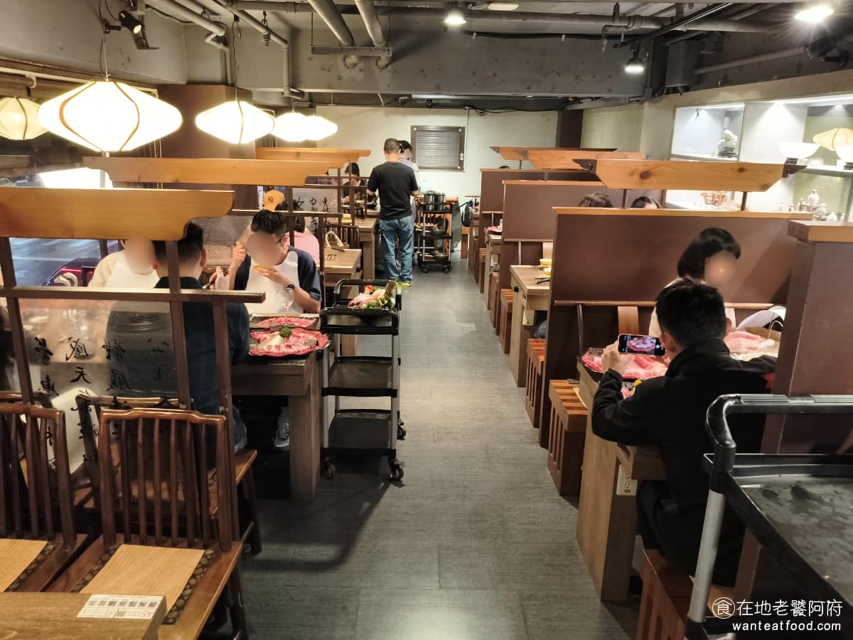 問鼎 皇上吉祥麻辣養生鍋忠孝店 皇上吉祥麻辣養生鍋忠孝店菜單 皇上吉祥麻辣養生鍋忠孝店推薦 用餐區空間寬敞,桌距不擠設有2人桌、4人桌、6人桌及10人包廂,適合各種聚餐規模,10人包廂低消 7000 元。 @在地老饕阿府