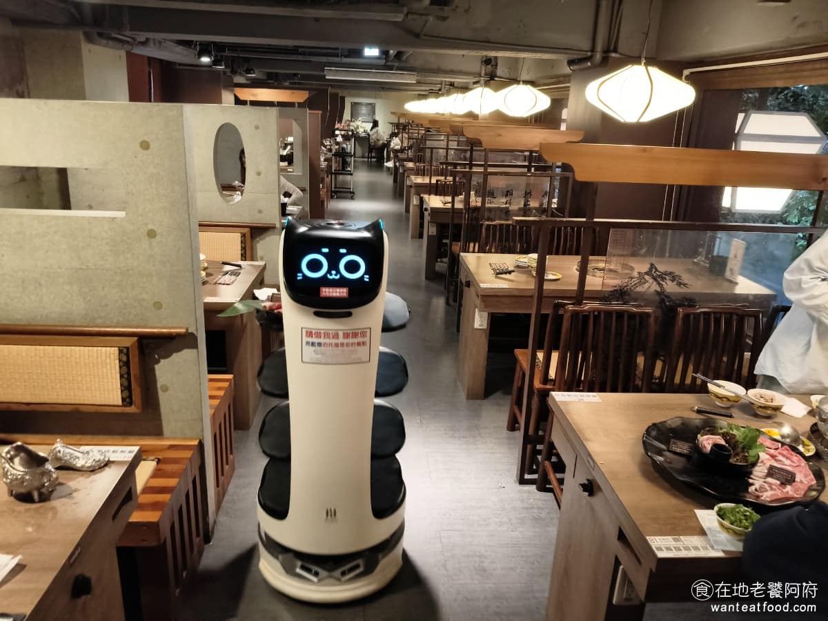 問鼎 皇上吉祥麻辣養生鍋忠孝店 皇上吉祥麻辣養生鍋忠孝店菜單 皇上吉祥麻辣養生鍋忠孝店推薦 店內送餐是使用送餐機器人,這點在服務體驗上,其實非常不好,因為這裡並不是低價位的火鍋店,機器人將餐點送到桌子旁邊後,客人還得自行拿取,而且常常會擋住整個走道,非常麻煩。 @在地老饕阿府