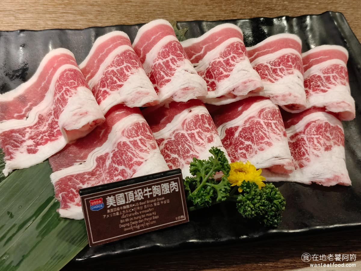問鼎 皇上吉祥麻辣養生鍋忠孝店 皇上吉祥麻辣養生鍋忠孝店菜單 皇上吉祥麻辣養生鍋忠孝店推薦 美國頂級牛胸腹肉 有油花但不油膩,麻辣鍋煮後,非常入味,直接吃就很有味道,只不過這肉質吃起來超硬,完全不像是高級牛肉。 @在地老饕阿府