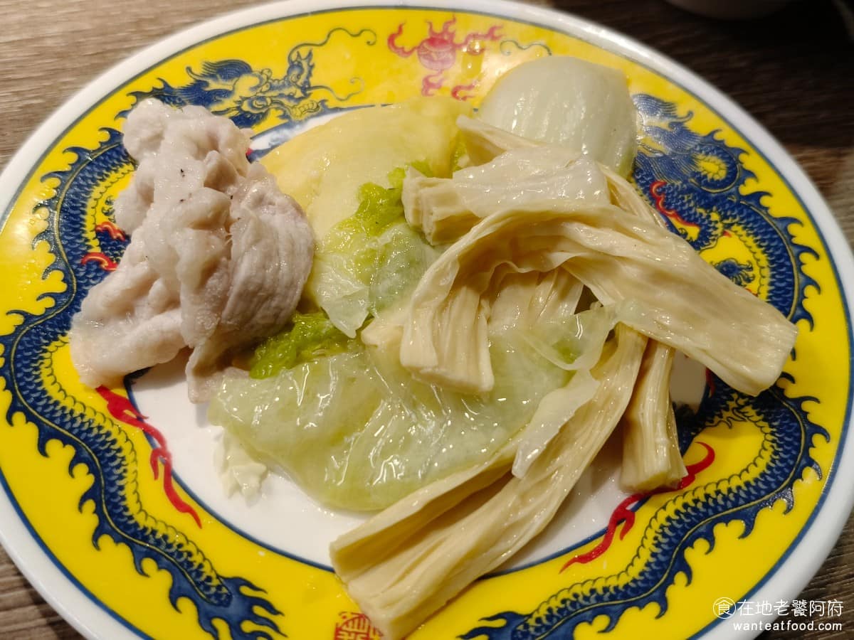 問鼎 皇上吉祥麻辣養生鍋忠孝店 皇上吉祥麻辣養生鍋忠孝店菜單 皇上吉祥麻辣養生鍋忠孝店推薦 養生鍋的味道偏淡,煮起來配料味道也偏淡,雖然是走清爽路線,但就會比較沒記憶點。 @在地老饕阿府