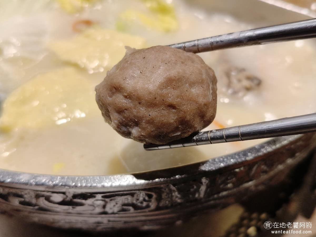 問鼎 皇上吉祥麻辣養生鍋忠孝店 皇上吉祥麻辣養生鍋忠孝店菜單 皇上吉祥麻辣養生鍋忠孝店推薦 《問鼎‧皇上吉祥 麻辣養生鍋 忠孝店》的肉丸子,不管是哪一種口味,吃起來都不怎麼吸引人,所以並不推薦點。 @在地老饕阿府