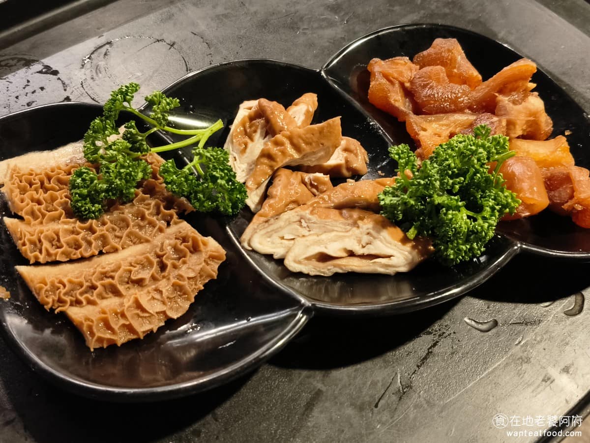 問鼎 皇上吉祥麻辣養生鍋忠孝店 皇上吉祥麻辣養生鍋忠孝店菜單 皇上吉祥麻辣養生鍋忠孝店推薦 魯味三拼 有牛肚、牛筋,還有大腸十分適合,煮在麻辣鍋裡,三者口感吃起來,都有嚼勁。 @在地老饕阿府