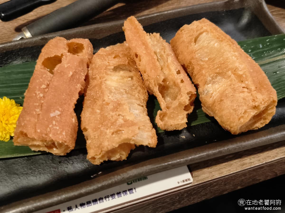 問鼎 皇上吉祥麻辣養生鍋忠孝店 皇上吉祥麻辣養生鍋忠孝店菜單 皇上吉祥麻辣養生鍋忠孝店推薦 老油條 放入麻辣鍋稍微涮煮,保持外酥內吸湯,帶微麻辣香氣,簡單好吃。 @在地老饕阿府