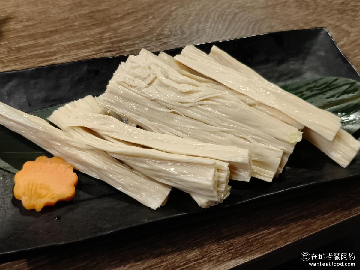 問鼎 皇上吉祥麻辣養生鍋忠孝店 皇上吉祥麻辣養生鍋忠孝店菜單 皇上吉祥麻辣養生鍋忠孝店推薦 腐竹 腐竹適合養生湯慢煮,吸飽湯汁後口感柔軟,放入麻辣鍋,更能帶出香辣滋味。 @在地老饕阿府