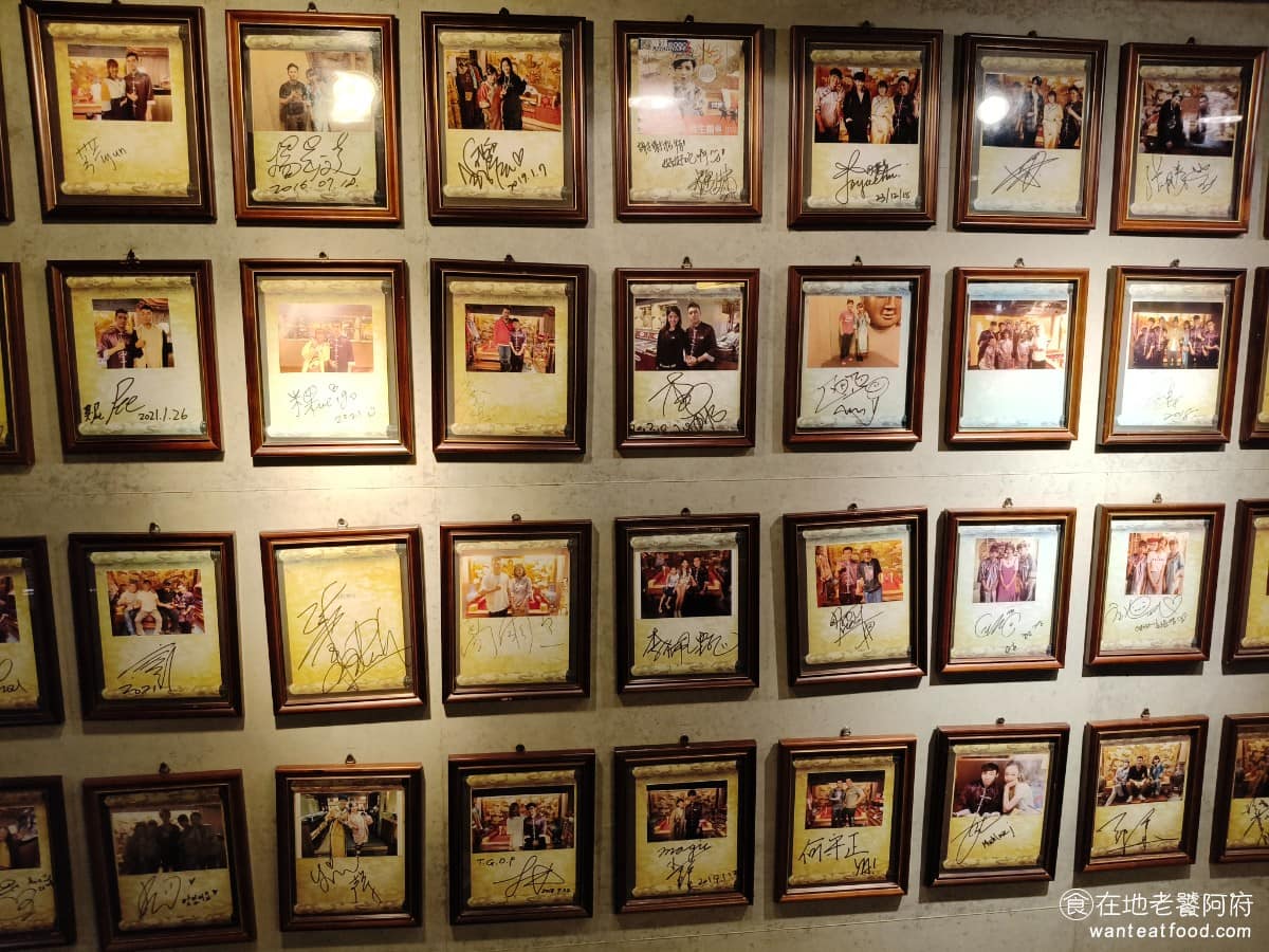 問鼎 皇上吉祥麻辣養生鍋忠孝店 皇上吉祥麻辣養生鍋忠孝店菜單 皇上吉祥麻辣養生鍋忠孝店推薦 牆上還掛滿了,來這裡用餐過的客人,和店員合照的照片,因為這間點也是十幾年的老店了。 @在地老饕阿府
