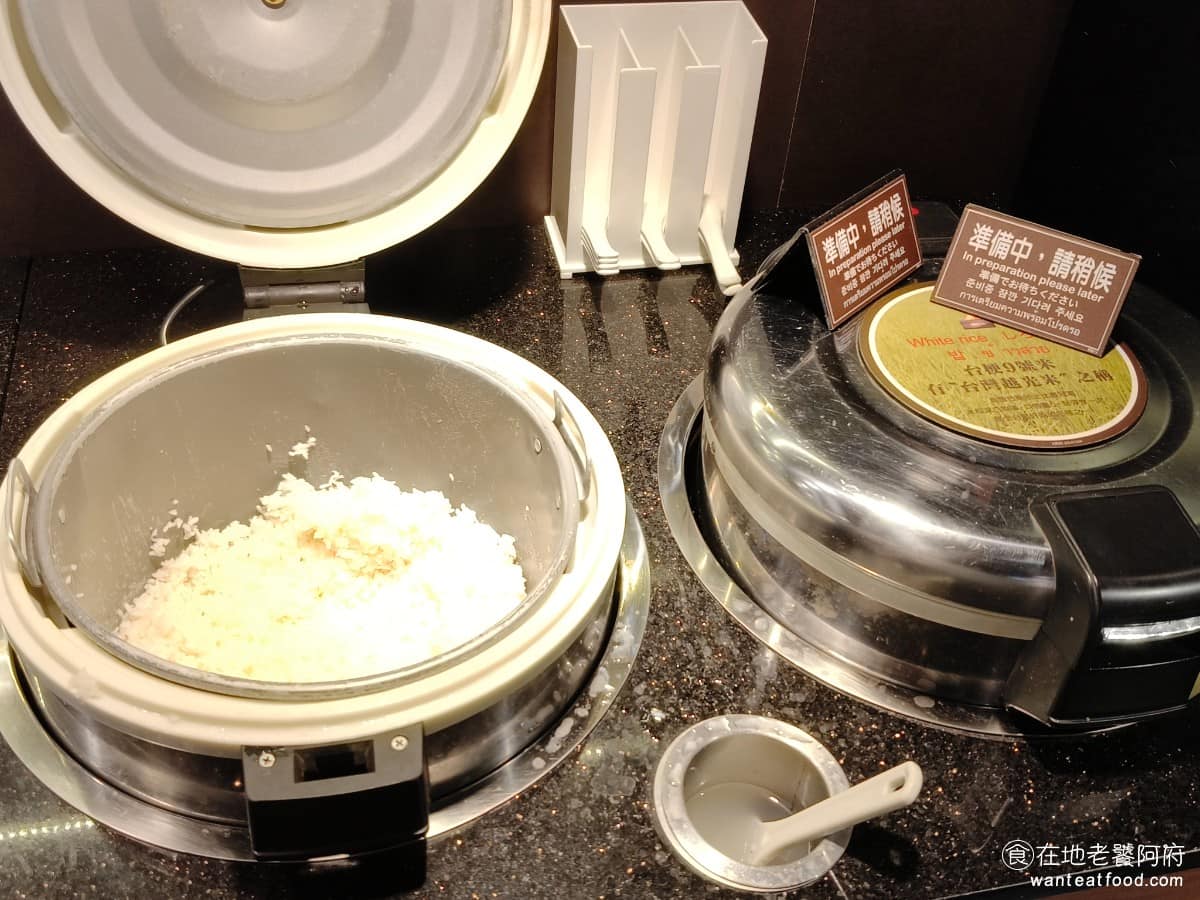 問鼎 皇上吉祥麻辣養生鍋忠孝店 皇上吉祥麻辣養生鍋忠孝店菜單 皇上吉祥麻辣養生鍋忠孝店推薦 白飯區 白飯是可以無限吃的,使用的是台梗九號米,有台灣越光米之稱,曾獲得台東池上比賽冠軍。米粒飽滿,口感Q彈,是他的特性。只不過實際吃起來感覺超硬,而且又乾,要配湯喝才吃得順口。 @在地老饕阿府