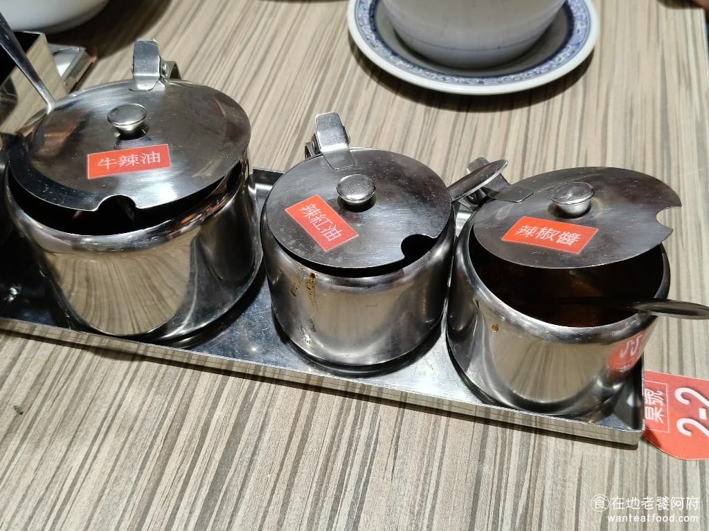 牛肉麵．雞湯 牛肉麵．雞湯菜單 牛肉麵．雞湯價格 大安區美食 大安美食 忠孝敦化美食 桌上擺著三種調味料，辣椒醬、辣紅油、牛辣油 @在地老饕阿府