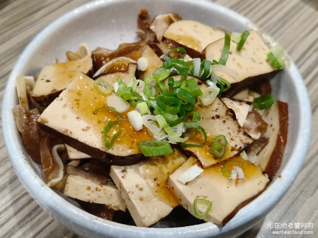 牛肉麵．雞湯 牛肉麵．雞湯菜單 牛肉麵．雞湯價格 大安區美食 大安美食 忠孝敦化美食 大溪豆干和豬耳朵 這裡的滷味全部都是加熱過的，吃起來非常舒服，上面有淋上特製的蒜蓉醬油膏做提味。醬油膏的味道超級棒，而且這個豆干，口感也太棒了，豆香味十足，而且非常軟嫩。 @在地老饕阿府