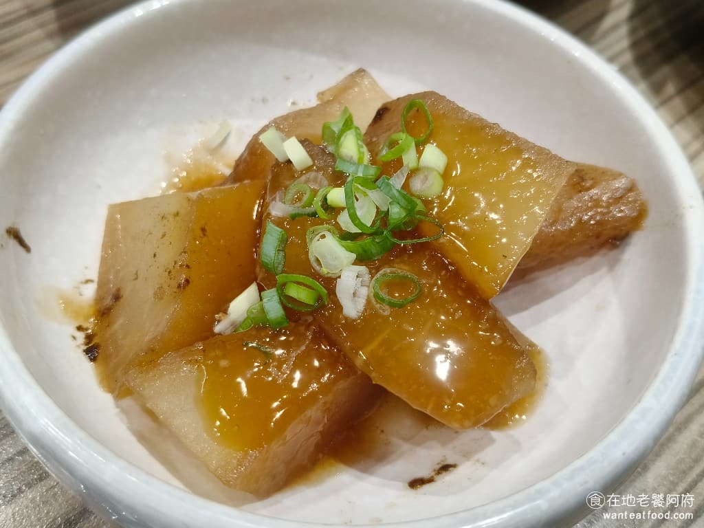 牛肉麵．雞湯 牛肉麵．雞湯菜單 牛肉麵．雞湯價格 大安區美食 大安美食 忠孝敦化美食 滷菜頭 原本只想叫個蘿蔔來搭配，但沒想到這蘿蔔吃起來超好吃，滷得非常入味，口感非常軟且不爛。 @在地老饕阿府