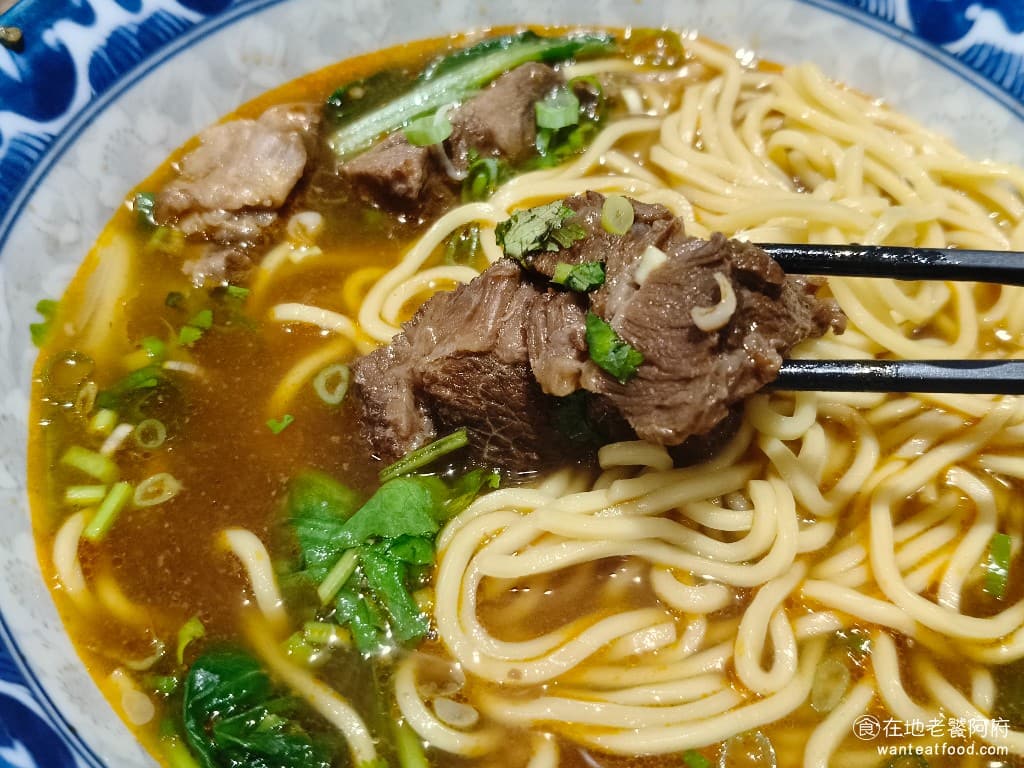 牛肉麵．雞湯 牛肉麵．雞湯菜單 牛肉麵．雞湯價格 大安區美食 大安美食 忠孝敦化美食 牛腱肉的部分，有帶筋的部位吃起來比較軟，其他部分吃起來則比較硬。 @在地老饕阿府