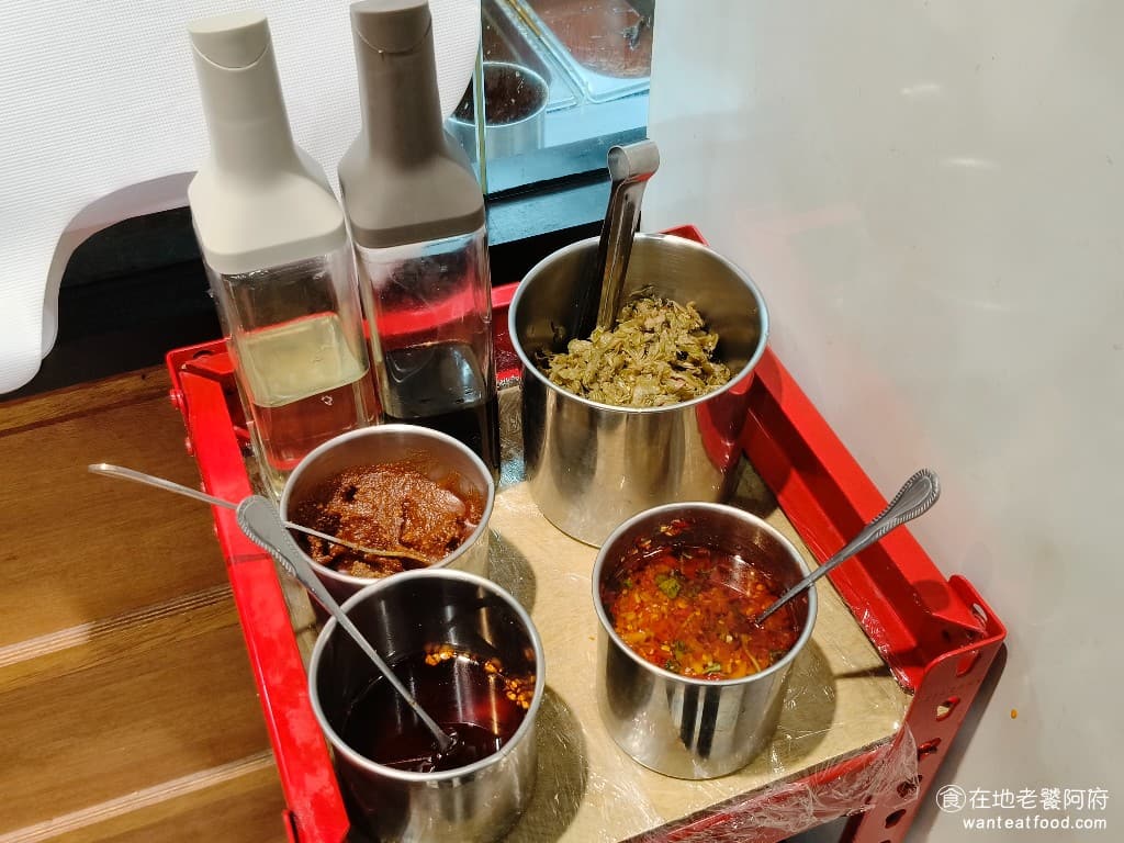牛肉麵．雞湯 牛肉麵．雞湯菜單 牛肉麵．雞湯價格 大安區美食 大安美食 忠孝敦化美食 旁邊還有醬料區，提供酸菜、黑醋及白醋，如果覺得牛肉麵的味道不夠，就可以加酸菜提味。 @在地老饕阿府