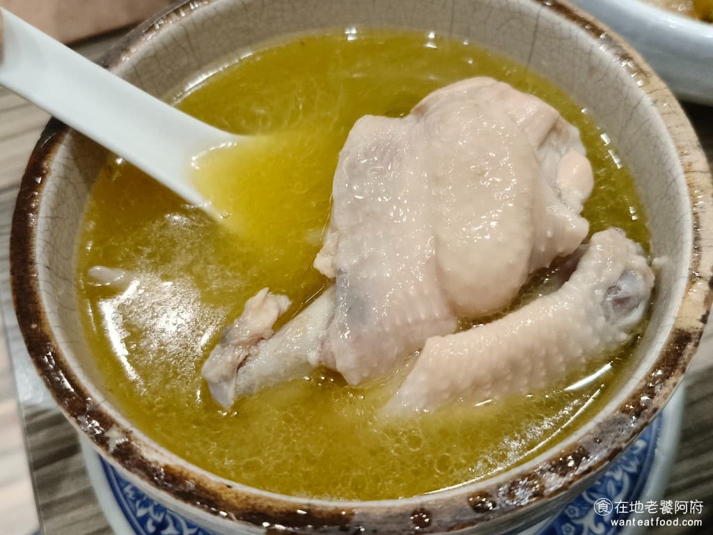 牛肉麵．雞湯 牛肉麵．雞湯菜單 牛肉麵．雞湯價格 大安區美食 大安美食 忠孝敦化美食 剝皮辣椒的辣味完整地融入了湯之中，湯頭喝起來是微辣的，裡面的雞肉也煮得非常軟嫩，使用花東地區的放養土雞，裡面有一隻腿和一隻雞翅，這碗湯的 CP 值真的很高，絕對是必點。 @在地老饕阿府