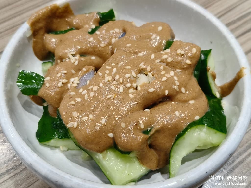 牛肉麵．雞湯 牛肉麵．雞湯菜單 牛肉麵．雞湯價格 大安區美食 大安美食 忠孝敦化美食 麻醬拍黃瓜 將小黃瓜拍碎之後，搭配麻醬、涼皮，裡面的涼皮給得非常少，所以整份幾乎都在吃小黃瓜。小黃瓜煮得不夠久，所以吃起來口感比較偏脆、偏硬，這道菜就比較普通一點。 @在地老饕阿府