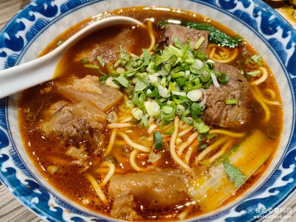 牛肉麵．雞湯 牛肉麵．雞湯菜單 牛肉麵．雞湯價格 大安區美食 大安美食 忠孝敦化美食 半筋半肉牛肉麵細麵 牛肉麵的湯頭標榜著使用牛大骨、雞腳等食材，慢火熬煮 24 小時，並且使用高雄岡山豆瓣醬、客家甜酒、豆腐乳，再加上每日現炒的洋蔥，以及多種中藥材共同熬煮而成。 @在地老饕阿府