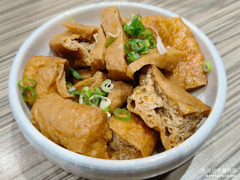 牛肉麵．雞湯 牛肉麵．雞湯菜單 牛肉麵．雞湯價格 大安區美食 大安美食 忠孝敦化美食 原汁花干 花干使用牛肉湯的湯汁煮過，煮的還蠻入味的，整個花干都充分吸收了牛肉湯汁，吃起來帶有一點鹹味，完全不用沾任何醬，就特別有味道。 @在地老饕阿府