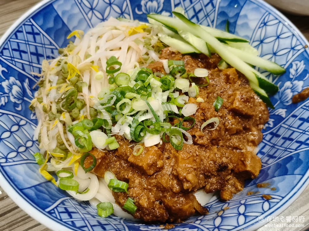 牛肉麵．雞湯 牛肉麵．雞湯菜單 牛肉麵．雞湯價格 大安區美食 大安美食 忠孝敦化美食 炸醬麵小 炸醬麵使用的是刀削麵，刀削麵煮得不夠久，所以吃起來的口感偏硬，炸醬的醬料也比較乾，所以很難和刀削麵攪拌在一起。整體吃起來還可以，但比較普通一點。 @在地老饕阿府