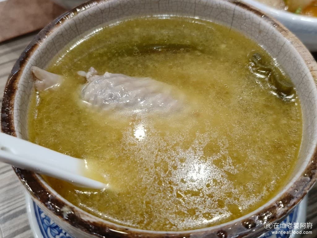 牛肉麵．雞湯 牛肉麵．雞湯菜單 牛肉麵．雞湯價格 大安區美食 大安美食 忠孝敦化美食 剝皮辣椒雞湯 雞湯是我們覺得最棒的餐點，湯頭使用老母雞、雞骨、雞腳、豬骨等食材，慢火熬製而成。雞湯的味道非常濃郁且入味，還帶著淡淡的奶油香氣，每一口都濃郁到了極致，真的超棒，推薦你一定要喝看看。 @在地老饕阿府