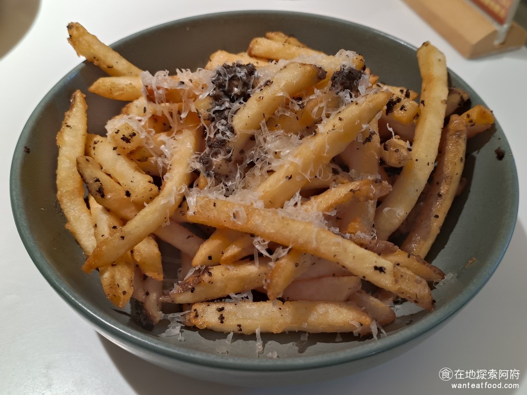 美式料理 貳樓 德國豬腳 寵物友善 寵物餐廳 南山 義大利麵 松露薯條 非常意外的,這個松露薯條超級好吃,炸的很脆但又不會太硬,松露的味道,很香唯一的缺點是,我們頭上的風太大了我,這個薯條涼的很快,所以都趕快吃 @在地老饕阿府
