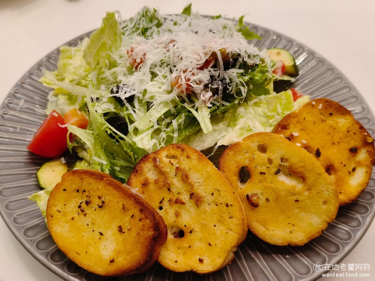 美式料理 貳樓 德國豬腳 寵物友善 寵物餐廳 南山 義大利麵 經典凱薩沙拉 麵包略顯偏硬,但拉沙的口感不錯,凱薩醬的鹹度則恰到好處。 @在地老饕阿府