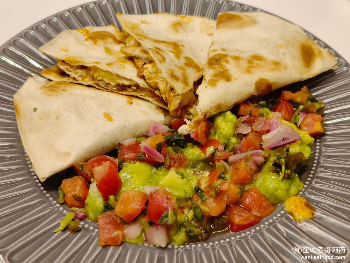 美式料理 貳樓 德國豬腳 寵物友善 寵物餐廳 南山 義大利麵 墨西哥雞肉餅 外皮脆內餡的雞肉也很軟嫩,整體非常滿意,只是旁邊的沙拉竟然是辣的,而且超辣,這樣搭配就不太好 @在地老饕阿府