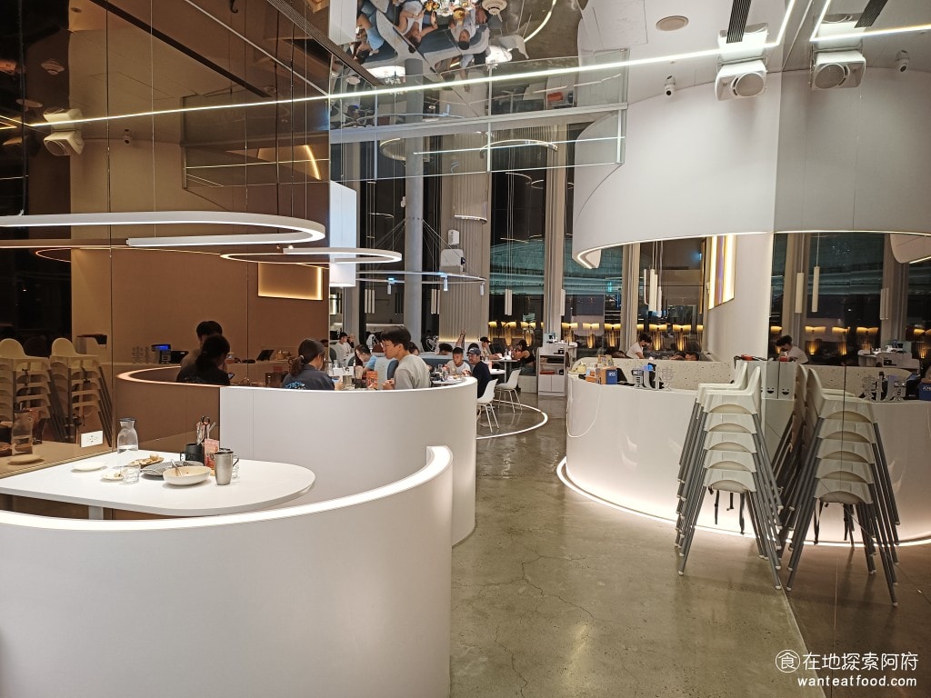 美式料理 貳樓 德國豬腳 寵物友善 寵物餐廳 南山 義大利麵 同時還有一種科技感 @在地老饕阿府