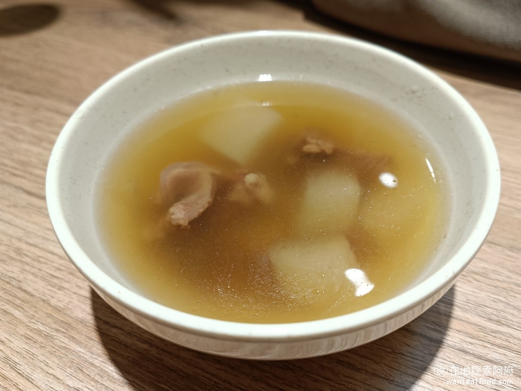 新牛屋(牛一牛)厚切牛排-內湖店 牛一牛厚切牛排-內湖店 內湖美食 美式料理 牛肉清湯 牛肉清湯喝起來非常舒服,沒有特別重的味道,喝得到淡淡牛肉以及蘿蔔的香味,剛好可以搭配油膩的排餐 @在地老饕阿府