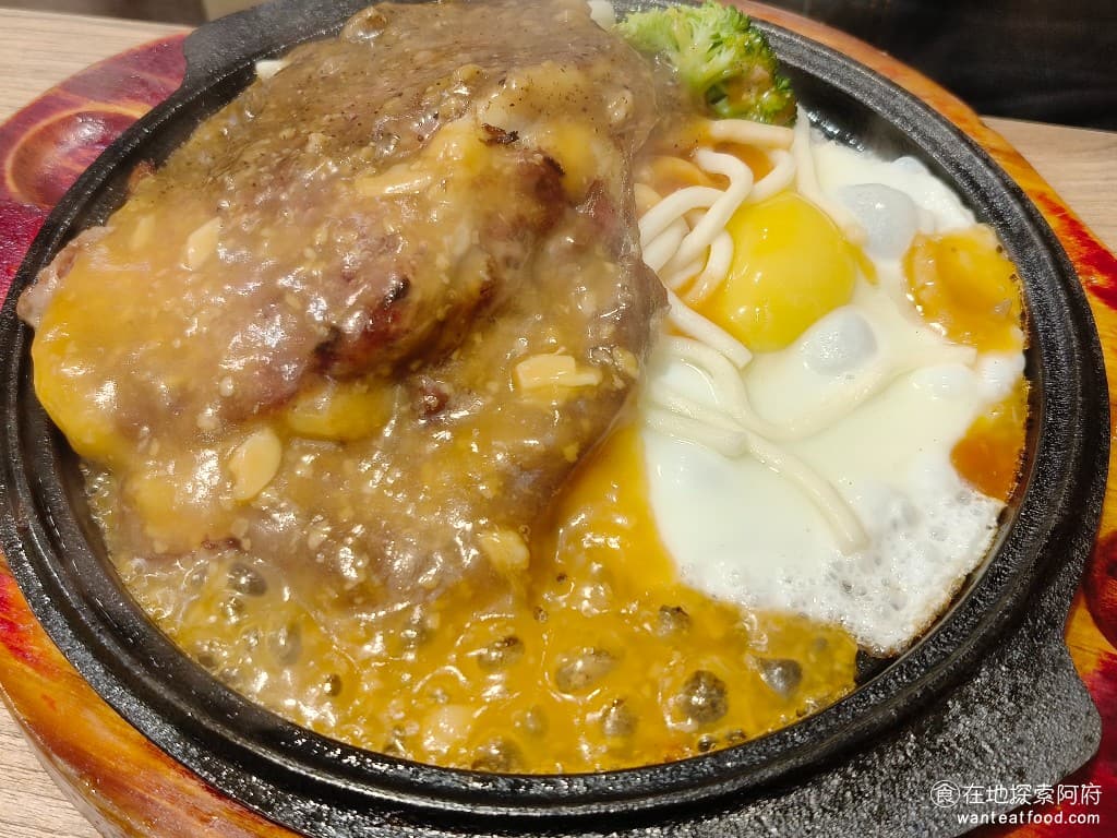 新牛屋(牛一牛)厚切牛排-內湖店 牛一牛厚切牛排-內湖店 內湖美食 美式料理 雪花沙朗牛排 味道吃起來還不錯,牛排的肉質很軟嫩,黑胡椒的味道也非常濃。 @在地老饕阿府