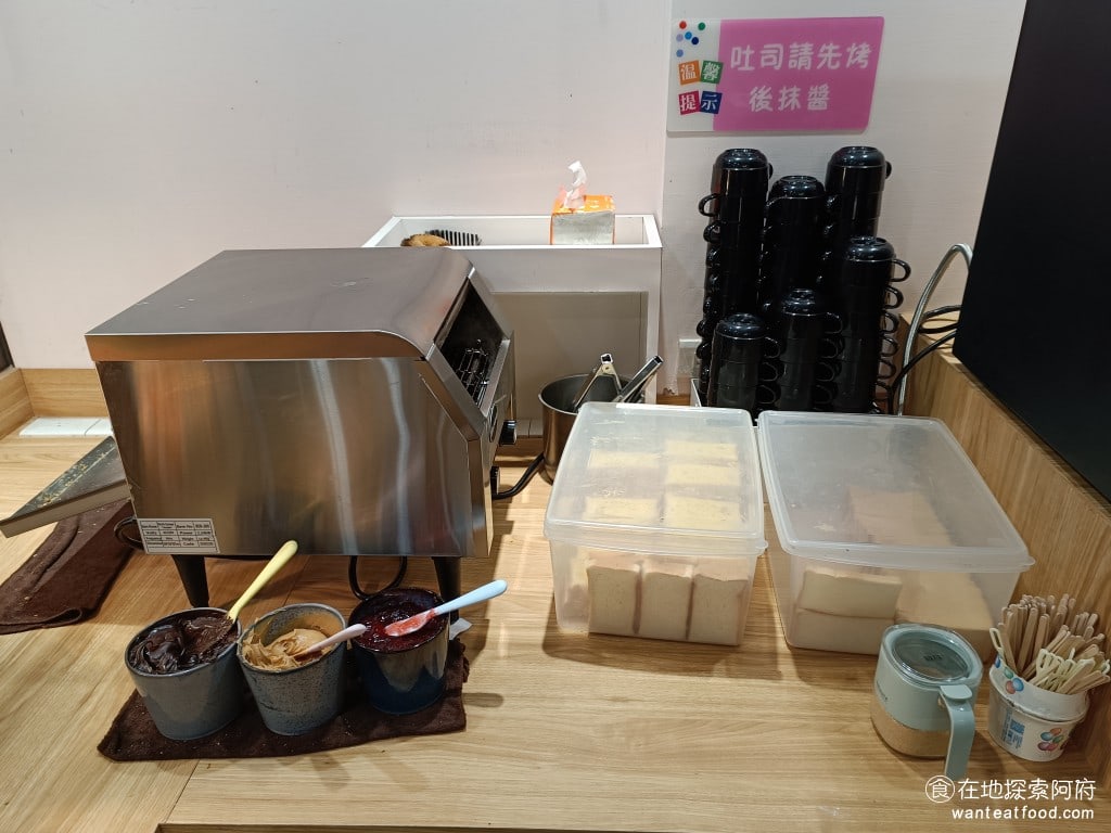 新牛屋(牛一牛)厚切牛排-內湖店 牛一牛厚切牛排-內湖店 內湖美食 美式料理 烤大蒜麵包 現在所有的牛排館幾乎都有提供大蒜麵包吃到飽,這裡的大蒜麵包味道比較普通,因為大蒜醬刷的不夠多 @在地老饕阿府