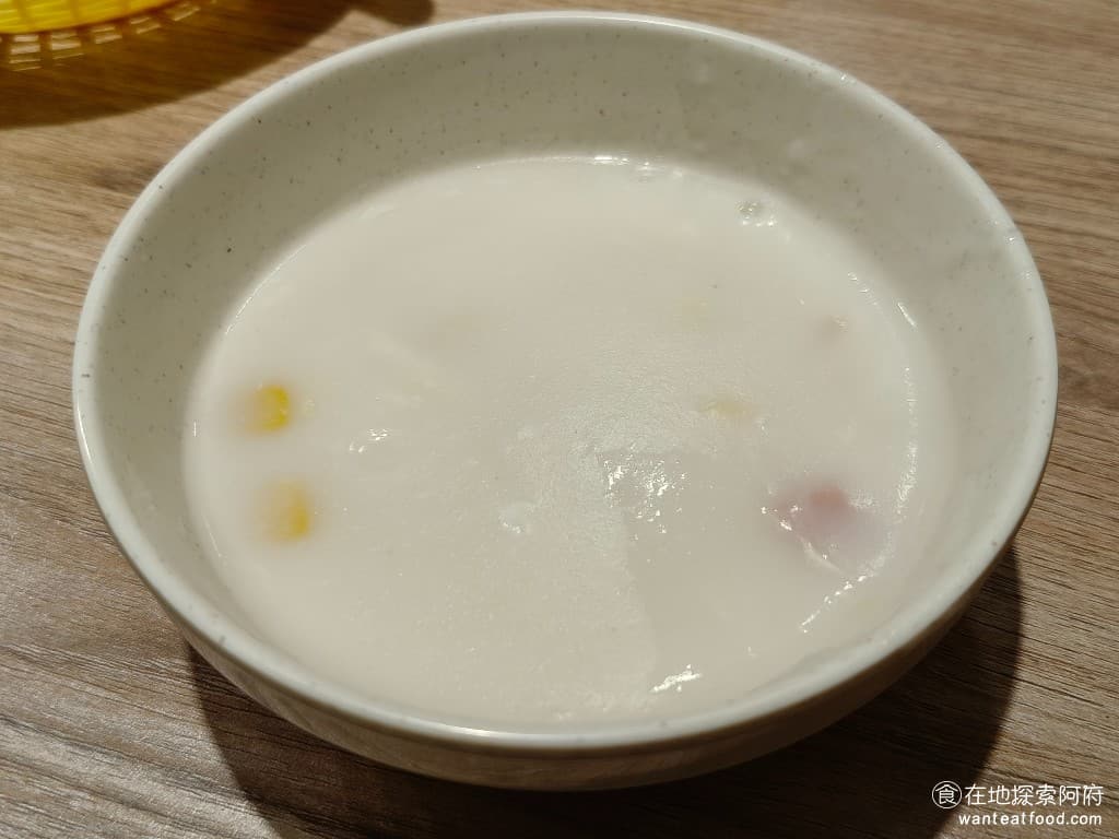 新牛屋(牛一牛)厚切牛排-內湖店 牛一牛厚切牛排-內湖店 內湖美食 美式料理 玉米濃湯 湯的味道喝起來還不錯,奶油味道還蠻濃的,裡面的料理給的很多。 @在地老饕阿府