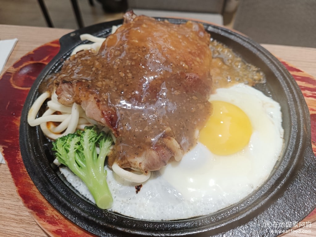 新牛屋(牛一牛)厚切牛排-內湖店 牛一牛厚切牛排-內湖店 內湖美食 美式料理 沙朗牛排 牛排不愧是這裡的招牌,肉質非常軟嫩,而且價格只要260元非常便宜,份量也非常大,雖然沒有說超級好吃,但以這個價位來說已經很不錯了 @在地老饕阿府