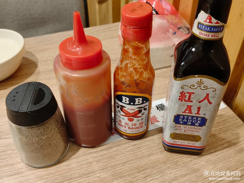 新牛屋(牛一牛)厚切牛排-內湖店 牛一牛厚切牛排-內湖店 內湖美食 美式料理 店內提供的醬料,有牛排醬、辣椒醬、番茄醬和黑胡椒。 @在地老饕阿府