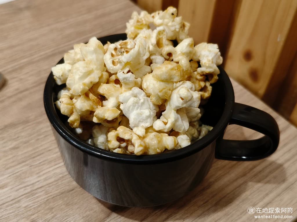 新牛屋(牛一牛)厚切牛排-內湖店 牛一牛厚切牛排-內湖店 內湖美食 美式料理 爆米花的口感,吃起來不太好,有一點乾而且有一點硬,感覺是放得比較久。 @在地老饕阿府