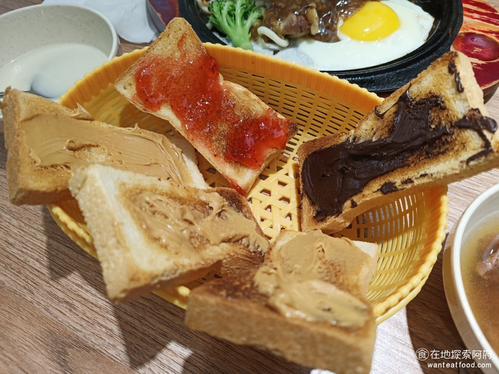 新牛屋(牛一牛)厚切牛排-內湖店 牛一牛厚切牛排-內湖店 內湖美食 美式料理 除了大蒜麵包之外,還有提供各種口味的醬料讓你塗在吐司上,有巧克力、花生和草莓,我超級推薦巧克力醬加吐司,搭配起來超級好吃 @在地老饕阿府